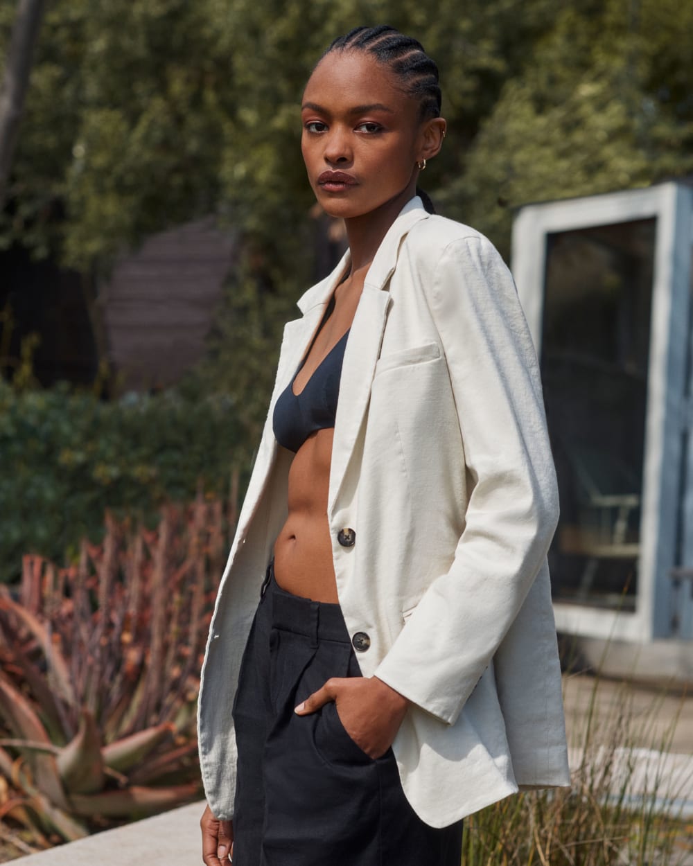 The Oversized Blazer in Stretch Linen in Birch — detail view