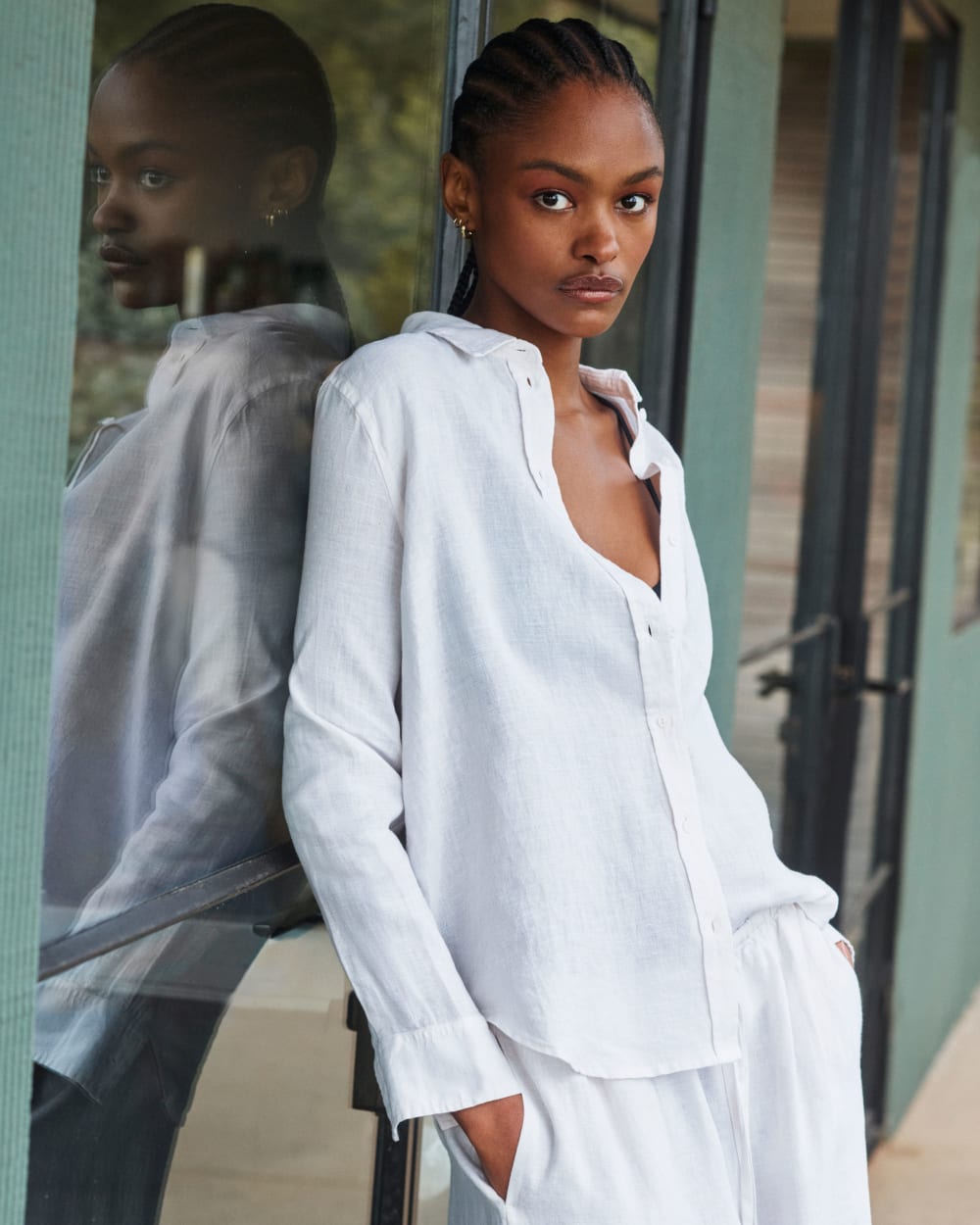 The Must-Have Shirt in Linen in Natural Chambray — detail view